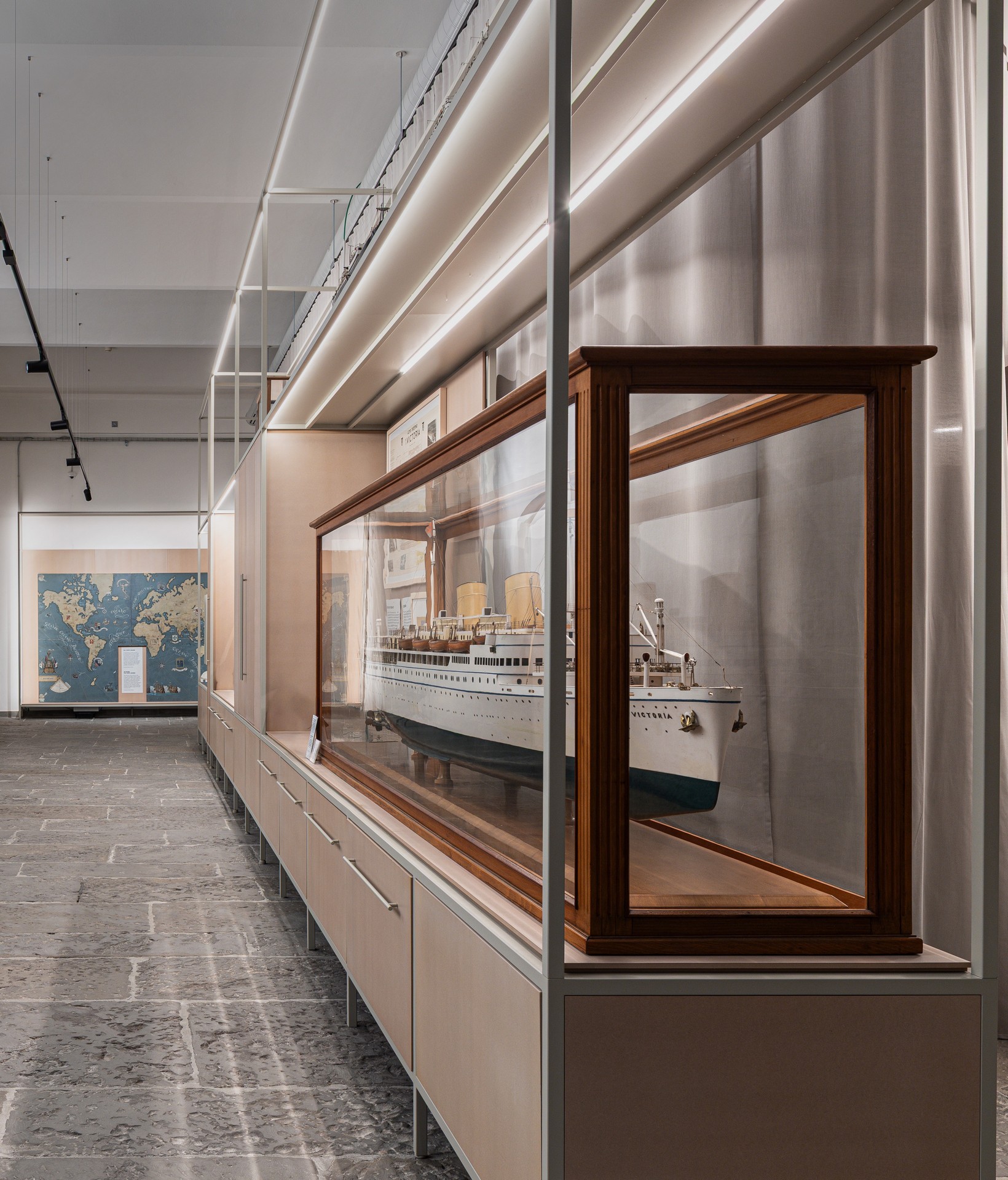 CORDE A.A._LLOYD MUSEO DEL MARE_©Elia Falaschi_scorcio dell'arredo 3 con il modello navale della Victoria