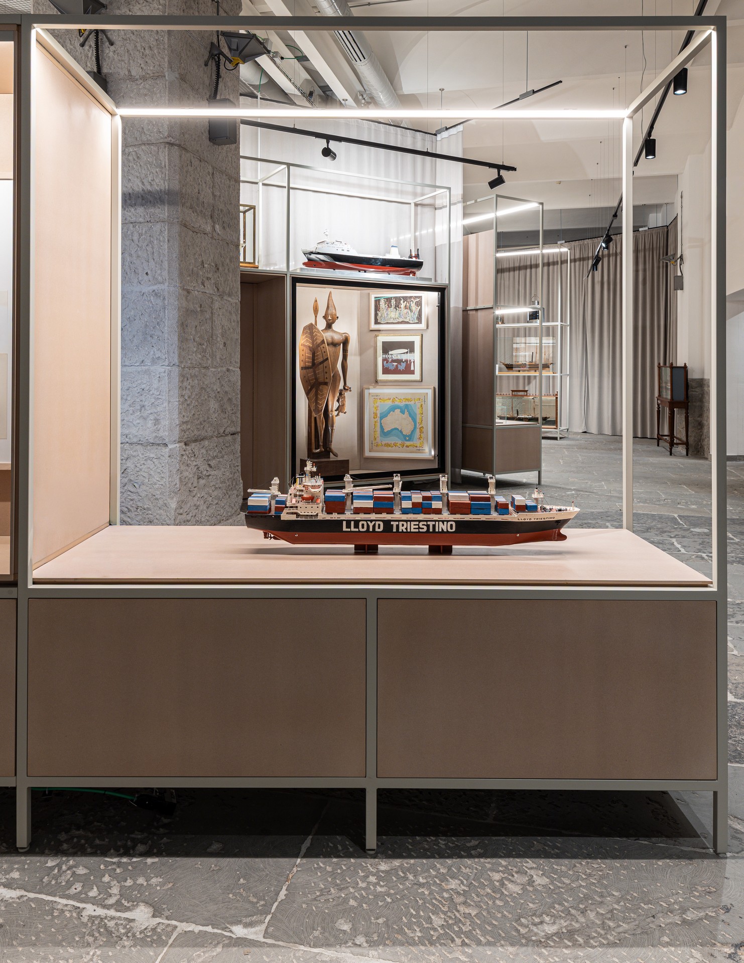 CORDE A.A._LLOYD MUSEO DEL MARE_©Elia Falaschi_dettaglio dell'arredo 5 con la portacointainer del Lloyd Triestino