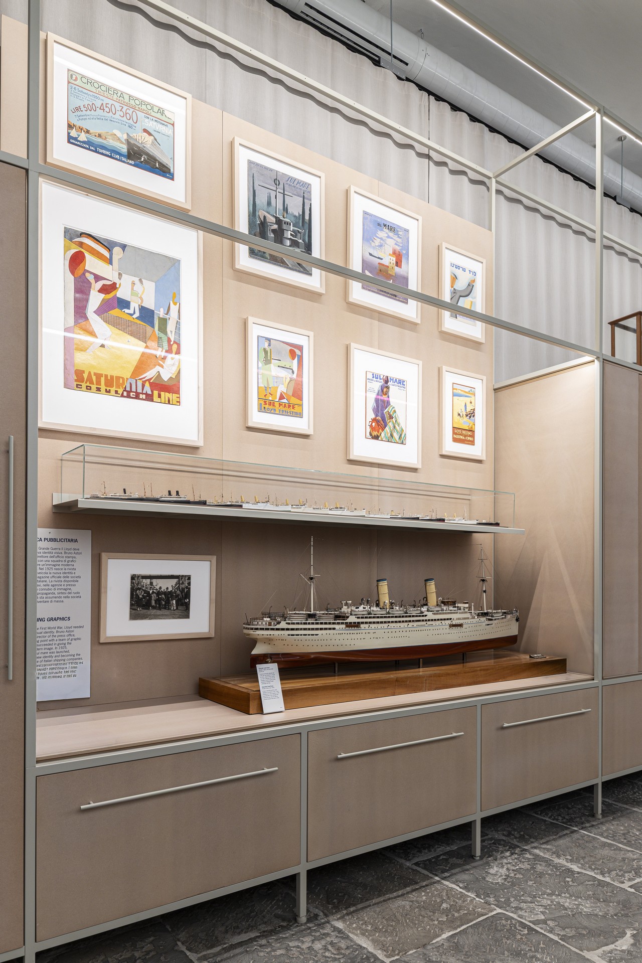 CORDE A.A._LLOYD MUSEO DEL MARE_©Elia Falaschi_dettaglio della sezione tipografica con grafica pubblicitaria e il modello navale della Conte Rosso