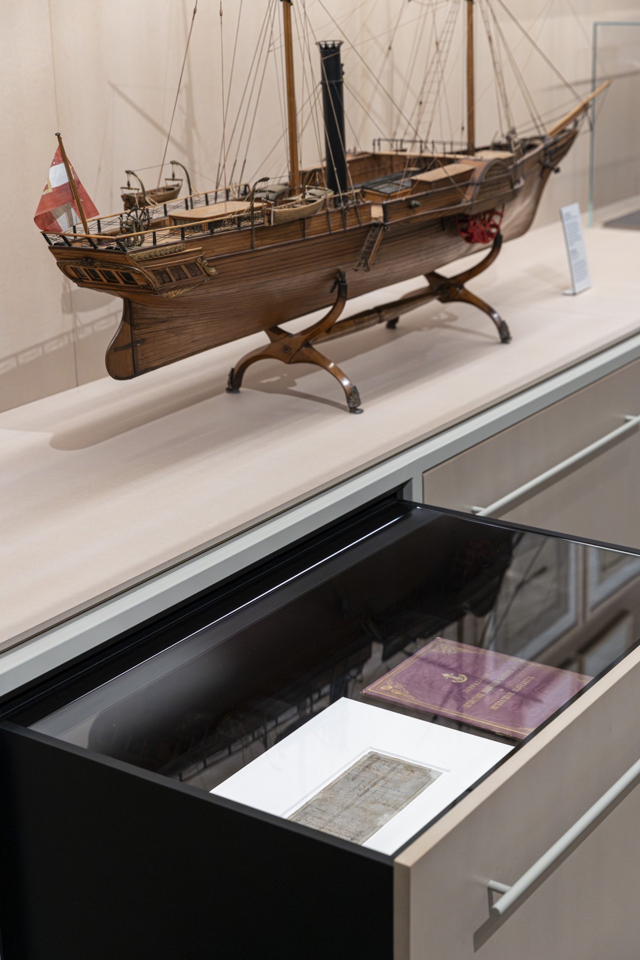 CORDE A.A._LLOYD MUSEO DEL MARE_©Elia Falaschi_dettagglio cassetti contenitivi dell'arredo 1