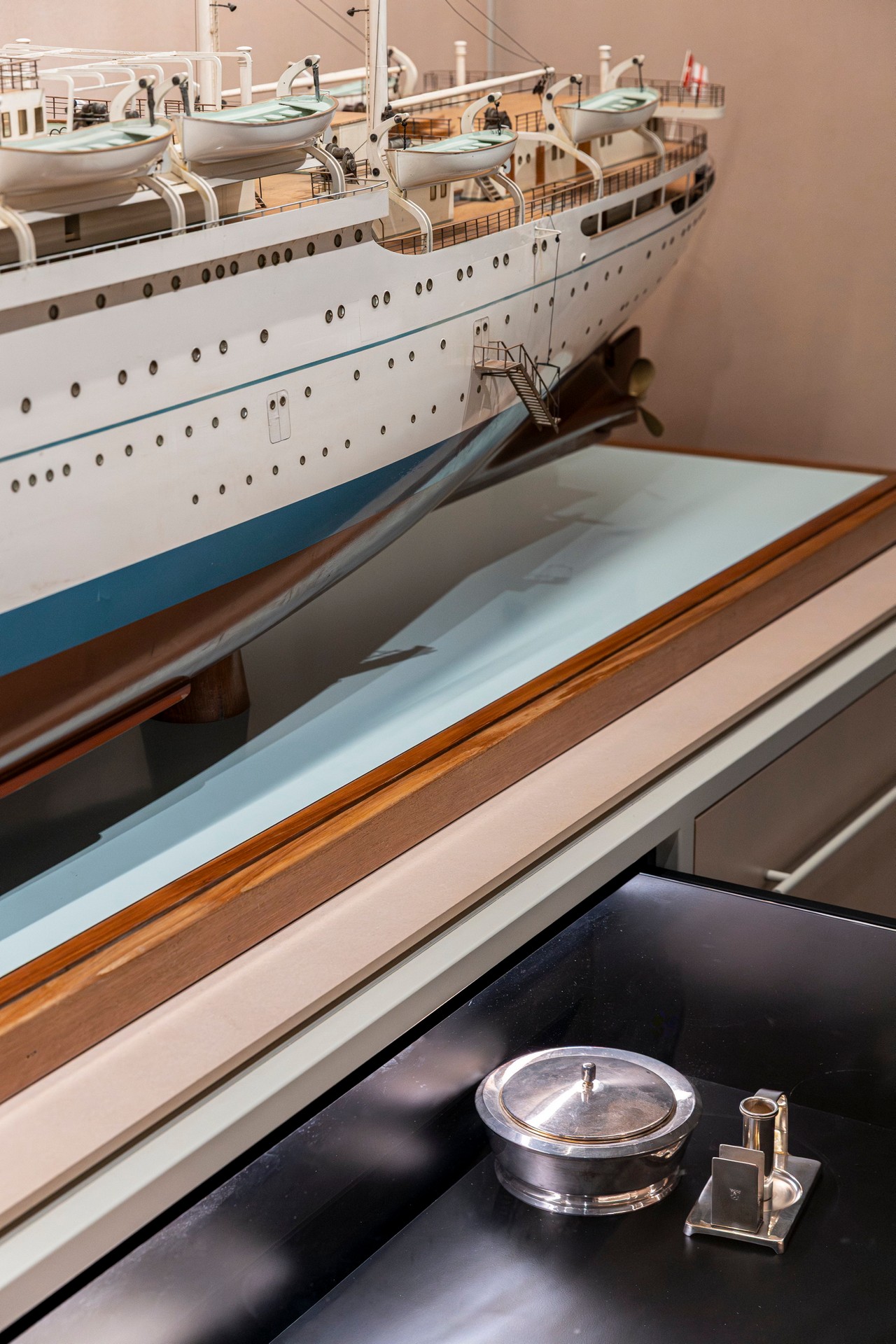 CORDE A.A._LLOYD MUSEO DEL MARE_©Elia Falaschi_dettaglio modello navale Victoria II e cassetto contenitivo