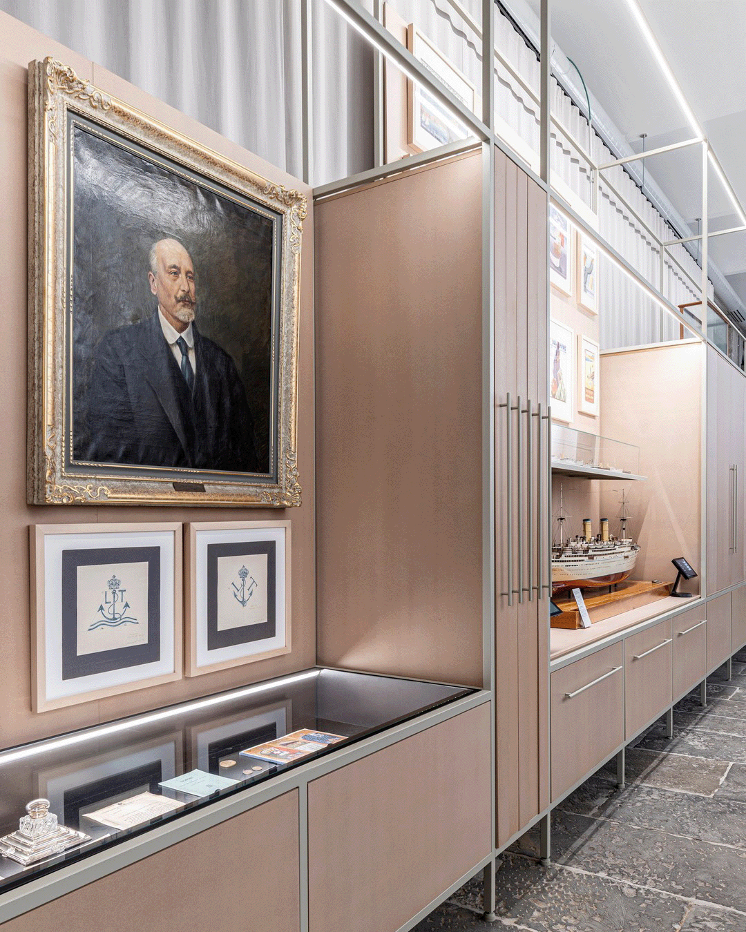 CORDE A.A._LLOYD MUSEO DEL MARE_©Elia Falaschi_apertura espositori verticali